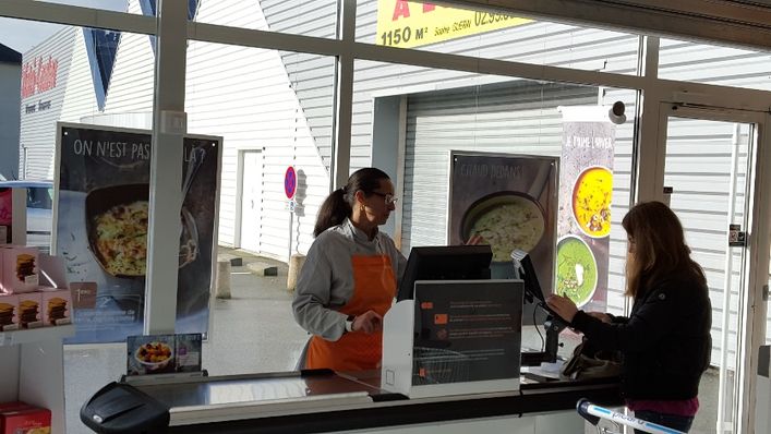 caisse de magasin de surgelés picard qui vend désormais du vin