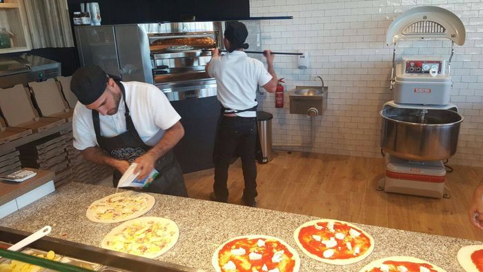 préparation et cuisson de pizza par les pizzaiolo Pizza Cosy à Sorbiers