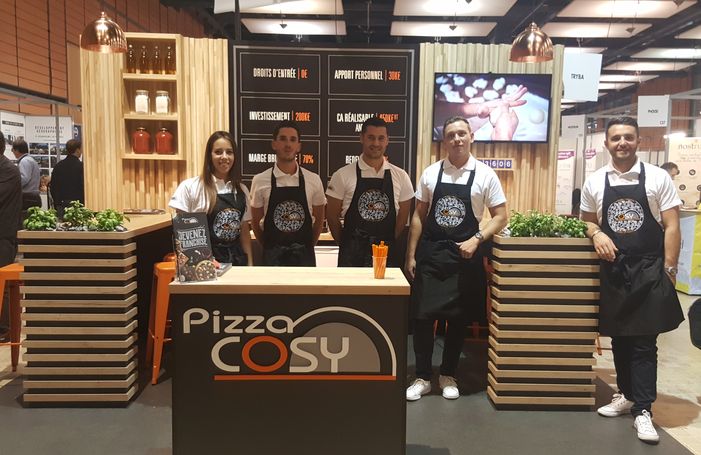 l'équipe de la franchise pizza cosy sur son stand au forum franchise Lyon