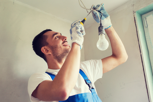 plusieurs réseaux franchisés recrutent dans les secteurs de la plomberie et de l'électricité