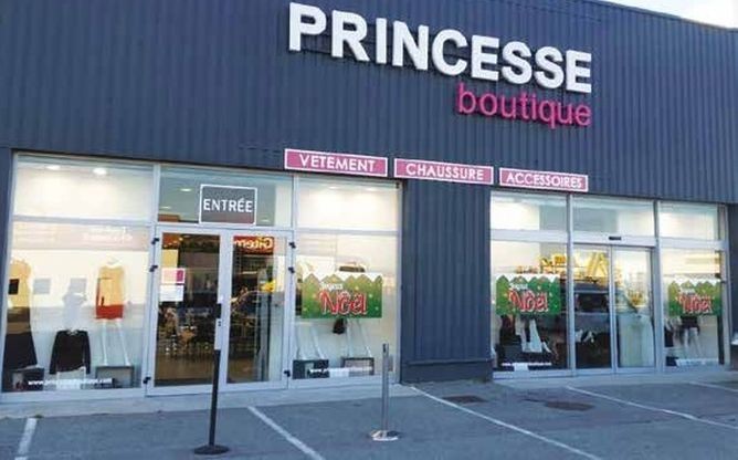 boutique de prêt à porter pour femmes princesse boutique qui arrive à saint etienne monthier, face au steel