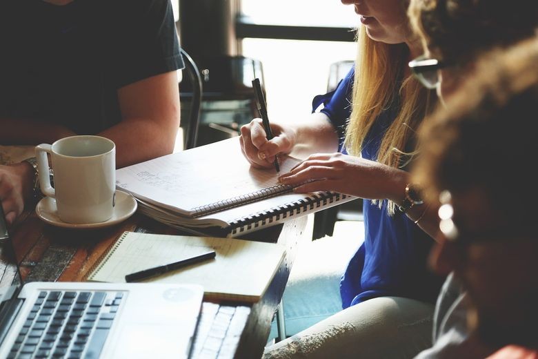 échange entre différentes personnes pour illustrer la remontée d'information au sein d'un réseau de franchise
