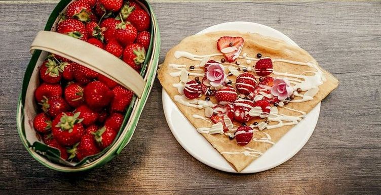 crepe aux fraises et à la chantilly chez sucre & salé