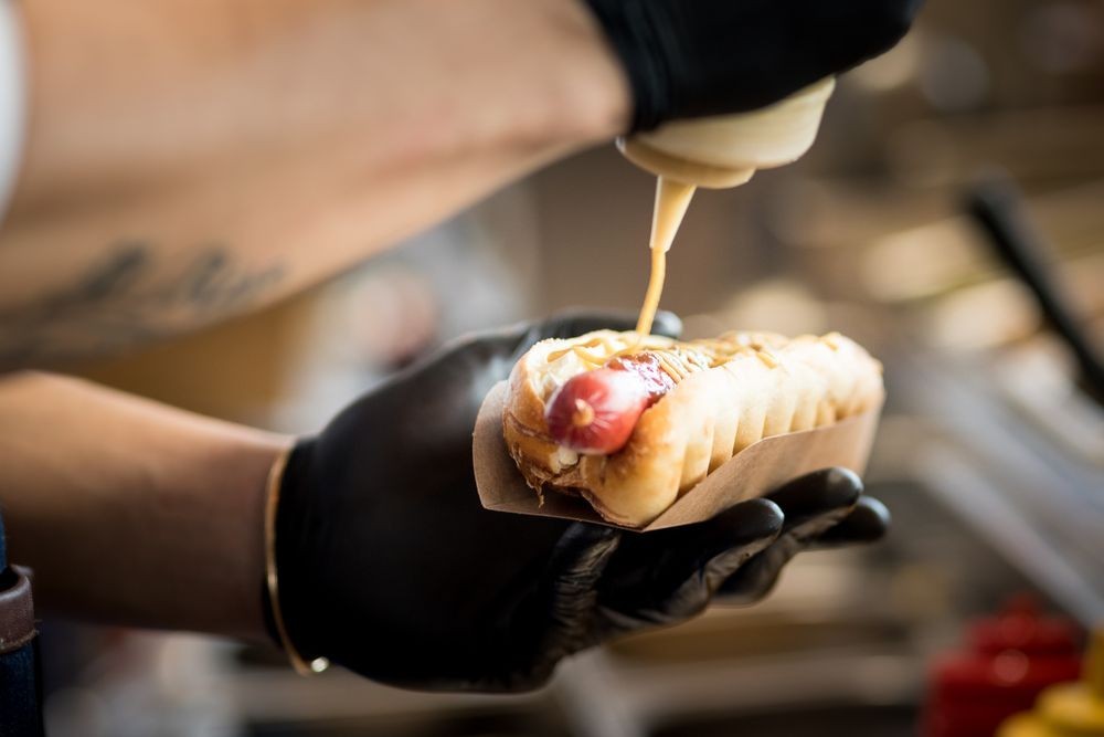 Un hot-dog préparé chez Monsieur Albert