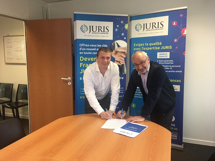 Signature du contrat de franchise d'Alain Rochas avec Juris