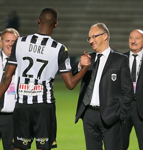 Bertrand Baudaire félicite les joueurs du SCO Angers pour leur bon début de saison de Ligue 1