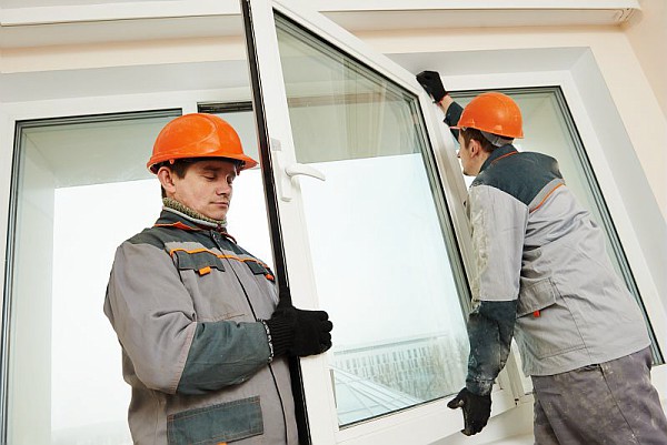 Installation de fenêtres par des ouvriers