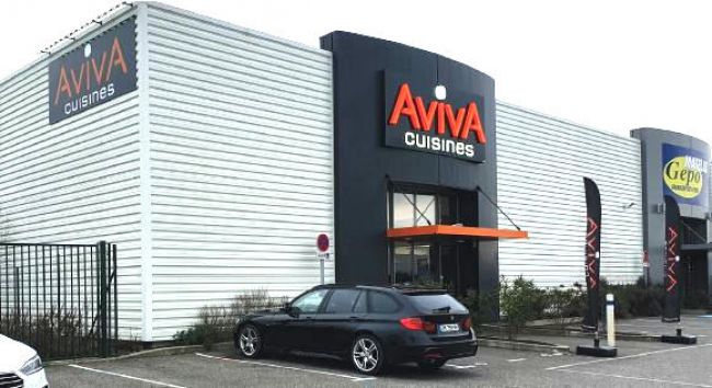 Il ouvre son troisième magasin AvIvA Cuisines en trois ans