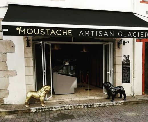 Après 30 ans dans le prêt-à-porter il ouvre un glacier Moustache à Saint-Jean-de-Luz