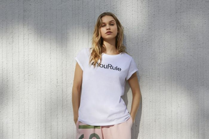 L’enseigne Esprit collabore avec l’ONU Femmes pour une collection qui prône l’égalité hommes-femmes