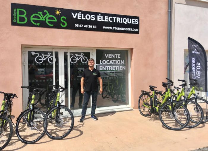 revolución comerciante Decir la verdad Le vélo électrique en location s'invite dans le Petit Lubéron avec Stations  Bee's