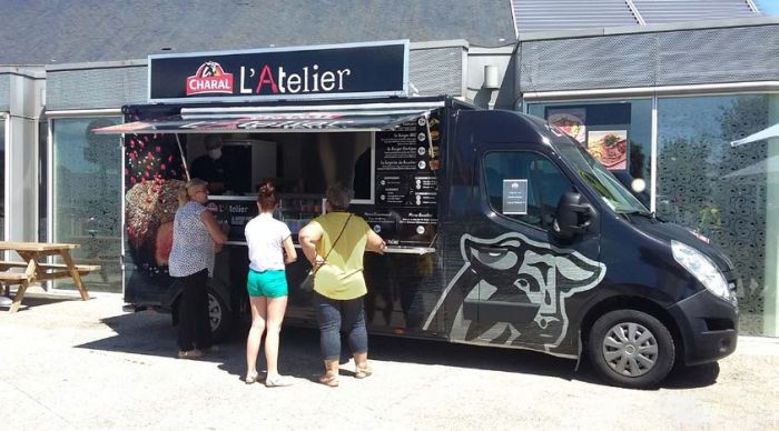 Des food trucks Charal dans les stations Total