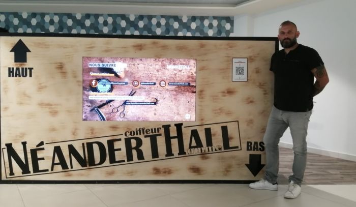 « Nous sommes le seul et unique réseau à proposer un concept de salon de coiffure 100% digital et clé en main » Paul Bacquet (fondateur de la franchise Néanderthall)