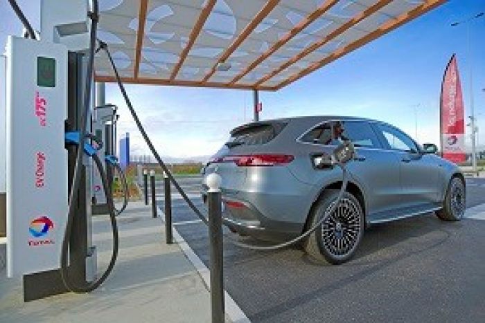 Total se mobilise pour les véhicules électriques avec la signature de la charte "Objectif 100 000 bornes"