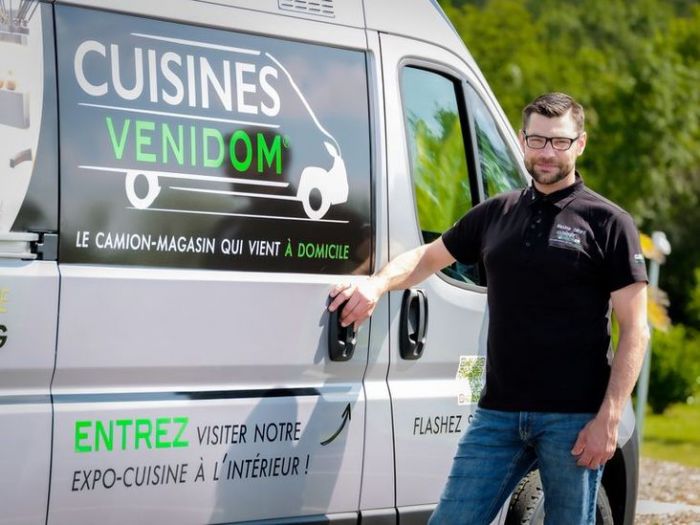 « Volontaire, impliqué, autonome : trois caractéristiques indispensables pour devenir franchisé Cuisines Venidom », Maxime Gérard
