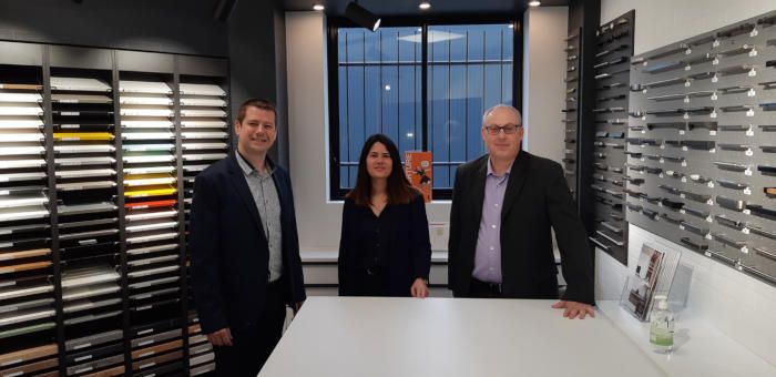 Un couple de franchisés AvivA Cuisines poursuit son développement en Mayenne