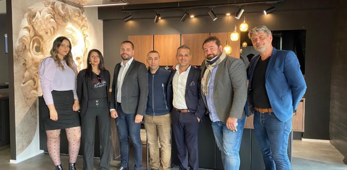 Des multifranchisés AvivA Cuisines ouvrent le 96ème magasin de l’enseigne à Saint-Martin-d’Hères