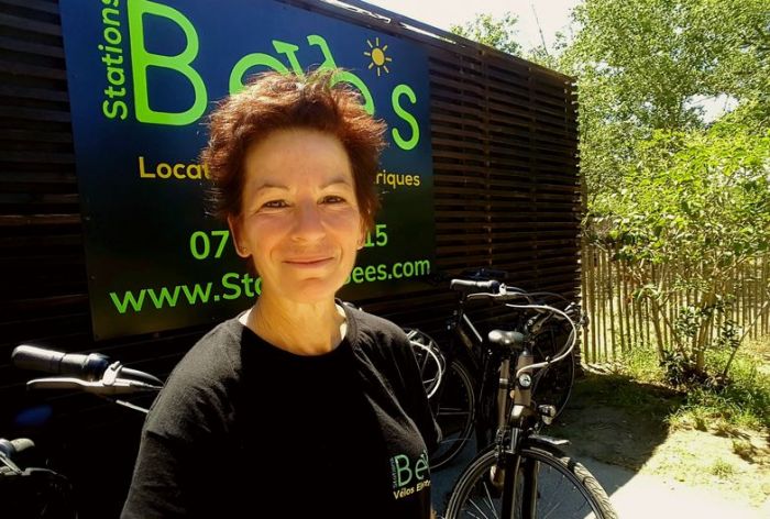 « Créer une solution multi-modale de transport en mode doux est un projet que je ne pouvais concrétiser qu’avec Stations Bee’s », Gisèle Ollivier (Stations Bee’s Aigues-Mortes)