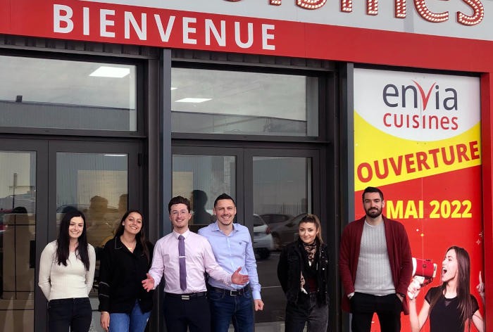 Deux amis ouvrent un magasin Envia Cuisines à Saint-Mitre-les-Remparts