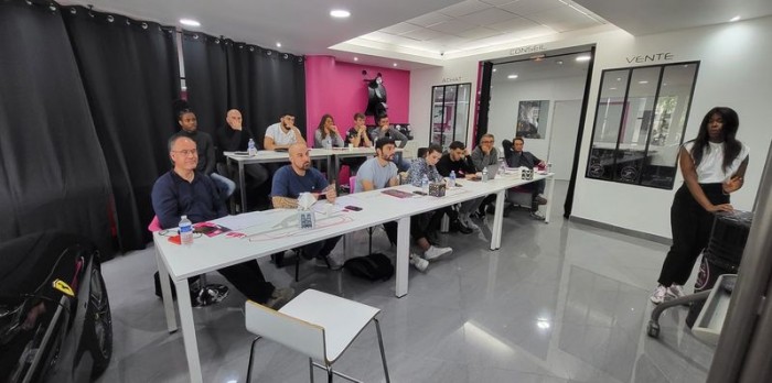 Huit nouveaux franchisés SimpliciCar en formation