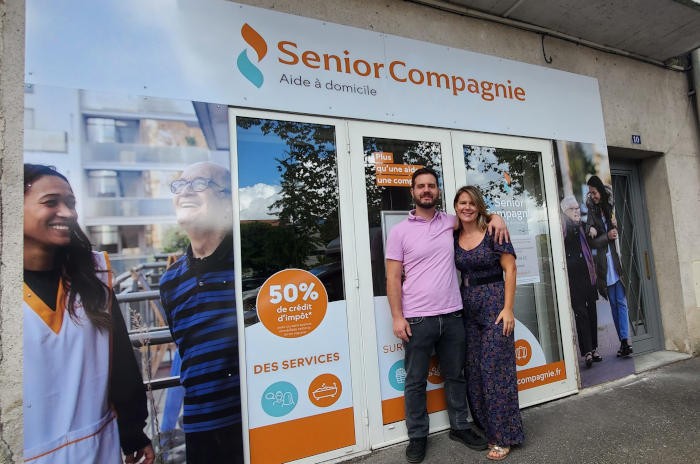 « Nous avons vite opté pour Senior Compagnie », Julien Bertrand et Allison Lafaurie, nouveaux franchisés Senior Compagnie à Agen