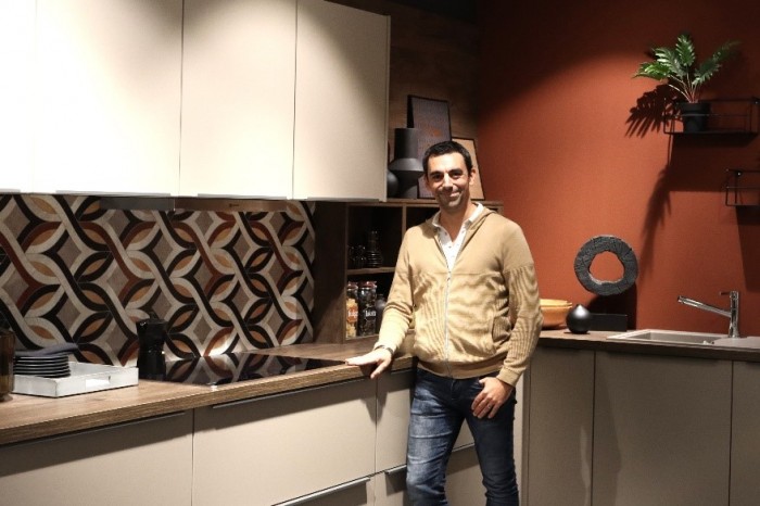 « Je fais partie d’une équipe qui fonctionne sur le principe de l'enrichissement réciproque par le partage d'expériences et de compétences », Christophe (franchisé Cuisines Omega Castelnaudray)
