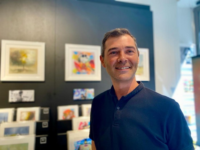 « De banquier à galeriste » découvrez l'interview de Jérôme, franchisé Carré d’artistes