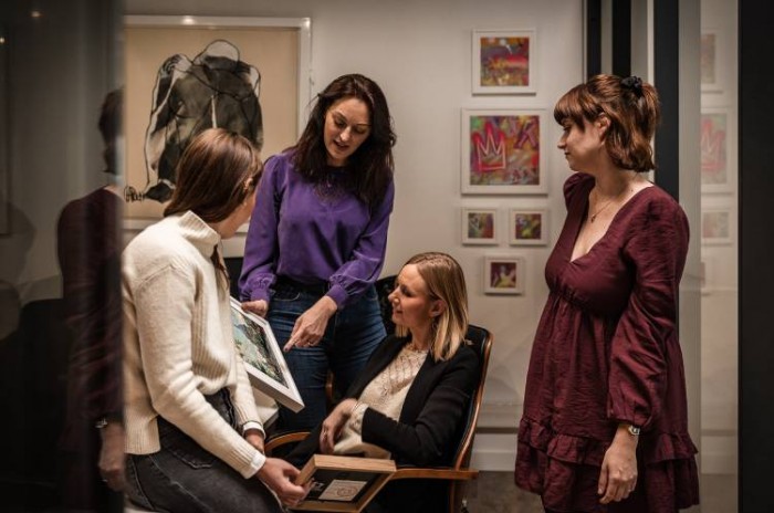 Carré d’artistes : comment les curatrices d’art accompagnent les franchisés ?