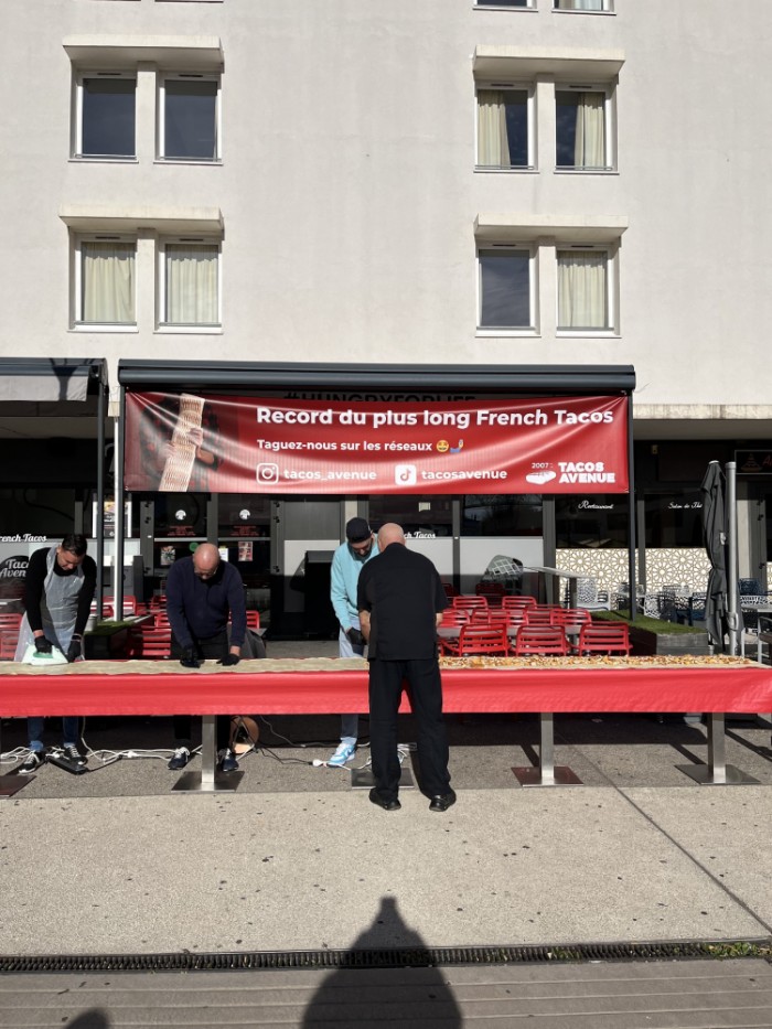 Tacos Avenue bat le record avec le plus long French Tacos : 10 mètres de pur délice !