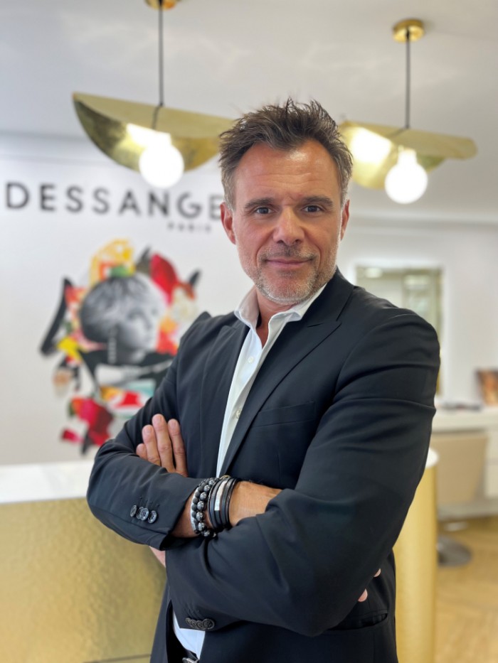 Découvrez le parcours inspirant d’Emile Alves, un apprenti coiffeur, devenu franchisé