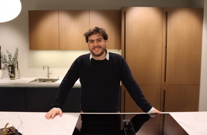 Aurélien, cuisiniste à domicile, ouvre sa franchise Cuisines OMEGA à Paris