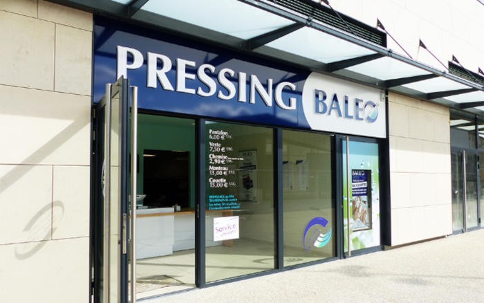 « Nous fournissons à nos franchisés des outils de gestion, des supports marketing, et l'accès à une centrale d'achat pour optimiser les coûts », Franck Bernabeu, dirigeant de Baleo Pressing
