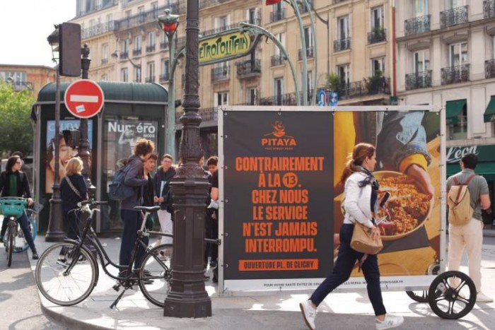 Pitaya s’installe à la Place de Clichy et met le feu à la ligne 13 !