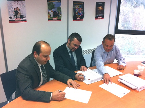 David Cazalis signe son contrat avec Georges et Richard Kaladjian