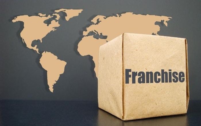Quelles sont les modalités et obligations légales pour implanter une franchise étrangère en France ?