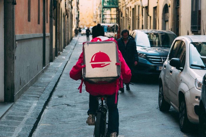 Le marché de la livraison à domicile alimentaire dépasse le drive