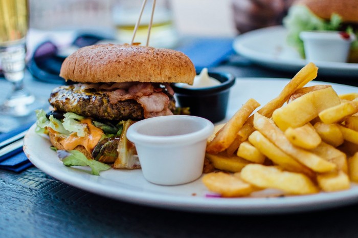 Vaisselle réutilisable dans les fast food : comment les restaurants s’adaptent-ils à la loi Agec ?