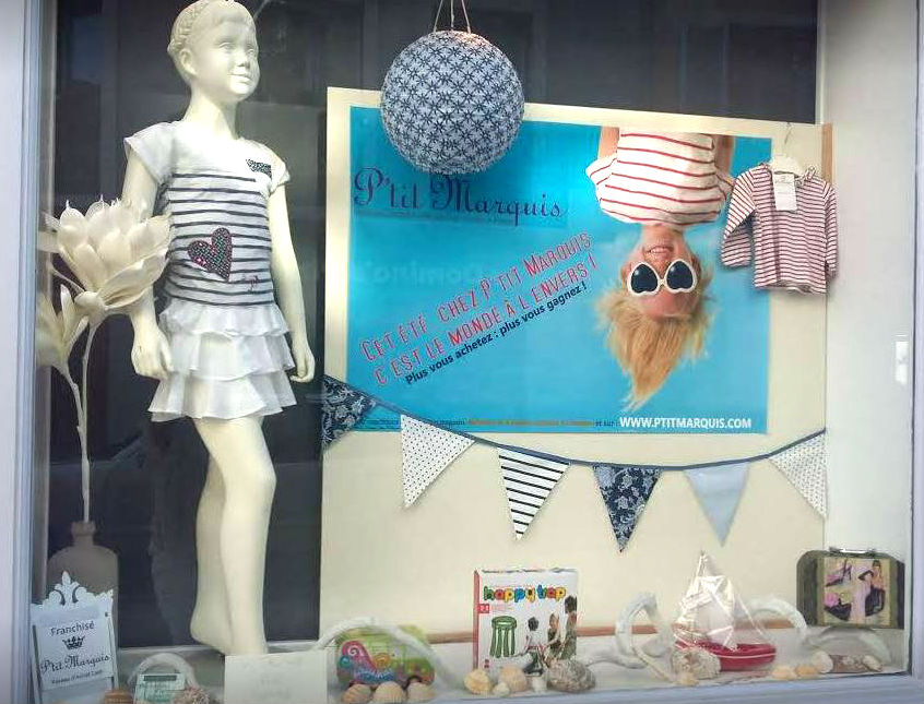 vitrine P'tit Marquis, boutique de vente de vêtements enfants d'occasion